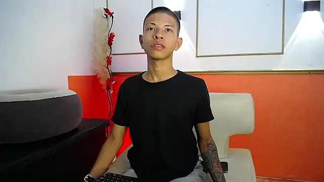 Snapshot of Tessachains_2_ chatting on 12/04/25, 02:10 Tessachains 2 online show from 12/04/25, 02:10