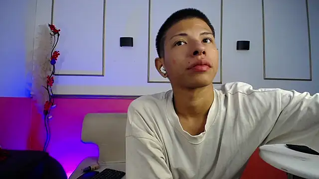 Snapshot of Tessachains_2_ chatting on 12/17/25, 03:34 Tessachains 2 online show from 12/17/25, 03:34