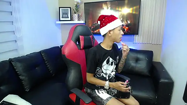 Snapshot of Tessachains_2_ chatting on 12/21/25, 03:57 Tessachains 2 online show from 12/21/25, 03:57