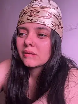 Snapshot of candicewest_ chatting on 04/15/26, 11:27 candicewest online show from 04/15/26, 11:27