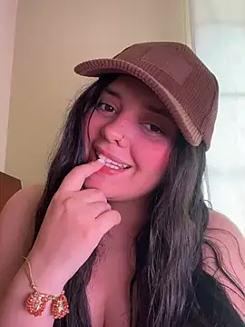 Snapshot of candicewest_ chatting on 04/19/26, 04:39 candicewest online show from 04/19/26, 04:39