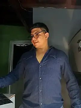 Snapshot of UrielRay13 chatting on 11/13/25, 07:13 UrielRay13 online show from 11/13/25, 07:13