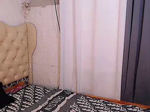 Snapshot of Sassy_Siarre chatting on 12/04/25, 04:22 Sassy Siarre online show from 12/04/25, 04:22