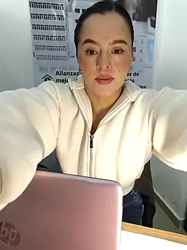 Snapshot of ALEJA__22 chatting on 04/22/26, 12:07 ALEJA 22 online show from 04/22/26, 12:07