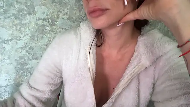 Snapshot of Angelinaa19 chatting on 04/25/26, 01:41 Angelinaa19 online show from 04/25/26, 01:41