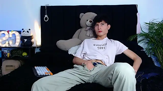 thomasbennett  online show from 11/07/25, 06:08