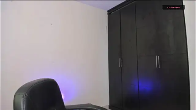 Snapshot of LilyGarcia chatting on 11/10/25, 04:17 LilyGarcia online show from 11/10/25, 04:17