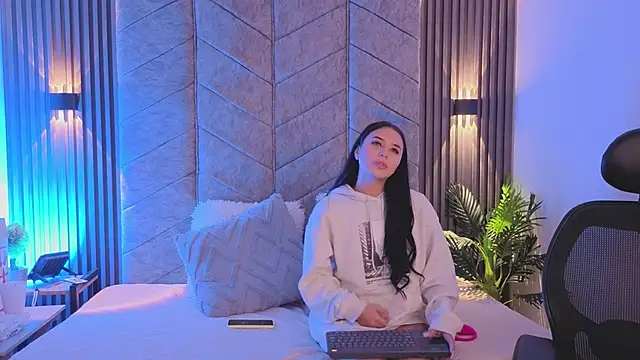 AuroraLanee  online show from 11/17/25, 08:31