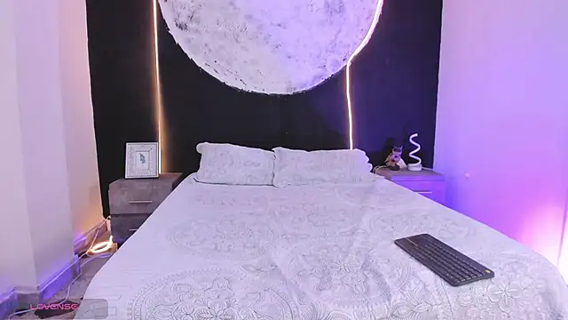 ZarinaWynne online show from 11/17/25, 08:25