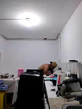 Snapshot of themorenofit08 chatting on 04/15/26, 11:05 themorenofit08 online show from 04/15/26, 11:05