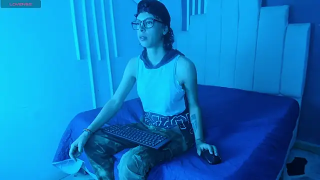 Snapshot of AliceMadnes chatting on 07/12/26, 06:43 AliceMadnes online show from 07/12/26, 06:43