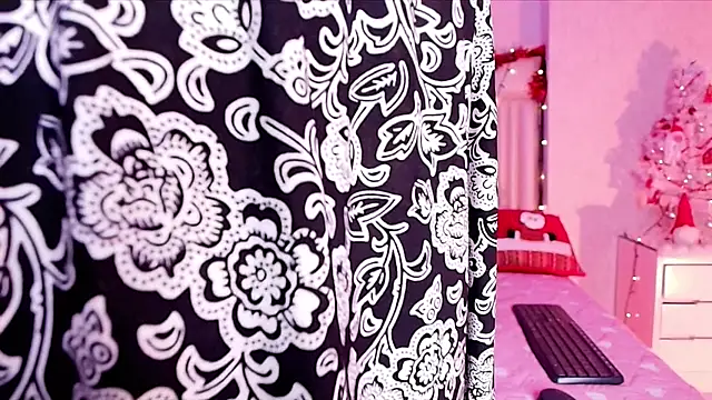 alanarose18 online show from 11/24/25, 07:13