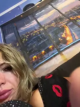 Snapshot of liongirl69 chatting on 11/25/25, 07:36 liongirl69 online show from 11/25/25, 07:36