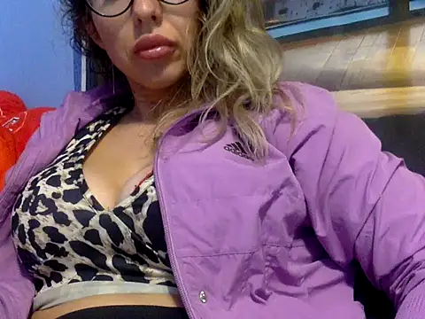 Snapshot of liongirl69 chatting on 04/19/26, 06:32 liongirl69 online show from 04/19/26, 06:32