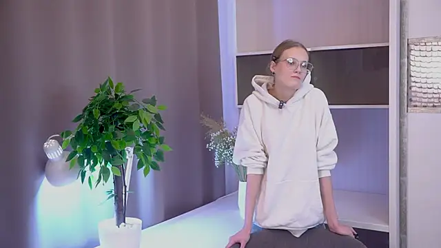 Snapshot of LilianGlenna chatting on 11/09/25, 03:38 LilianGlenna online show from 11/09/25, 03:38