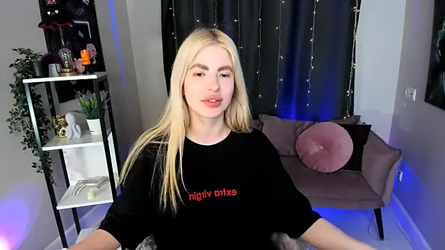 Snapshot of desperate_ramona chatting on 11/13/25, 06:01 desperate ramona online show from 11/13/25, 06:01