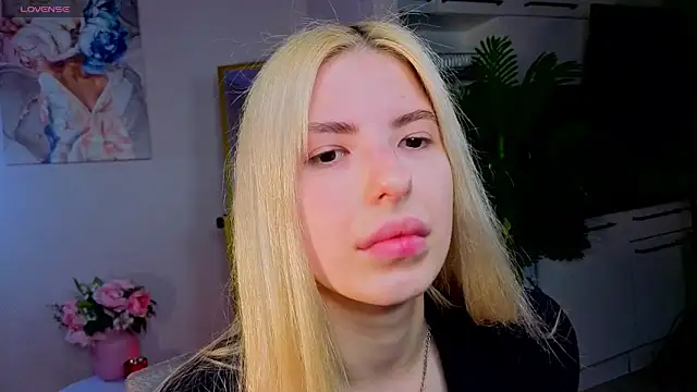 Snapshot of desperate_ramona chatting on 11/16/25, 02:44 desperate ramona online show from 11/16/25, 02:44