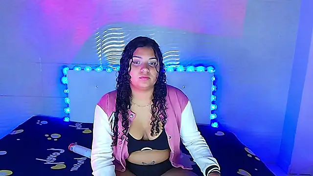 Snapshot of CurlyAliccia_ chatting on 11/16/25, 11:54 CurlyAliccia online show from 11/16/25, 11:54