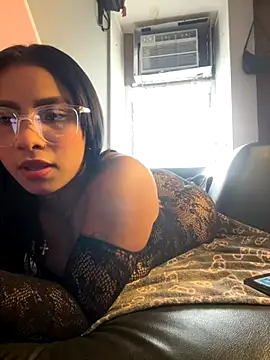 Snapshot of emi_2 chatting on 11/12/25, 09:14 emi 2 online show from 11/12/25, 09:14