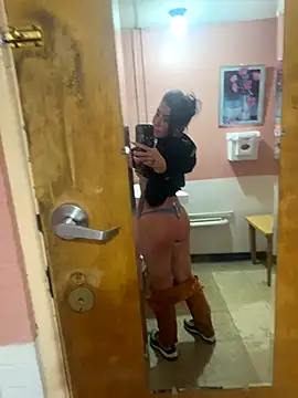 Snapshot of ValayaNoire chatting on 11/09/25, 09:40 ValayaNoire online show from 11/09/25, 09:40