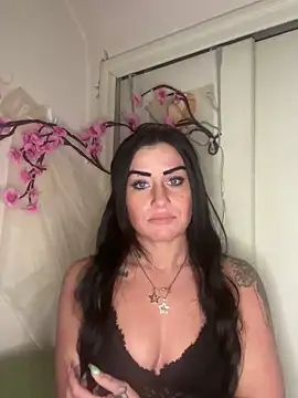 Snapshot of ValayaNoire chatting on 12/17/25, 12:16 ValayaNoire online show from 12/17/25, 12:16