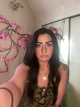 Snapshot of ValayaNoire chatting on 12/17/25, 06:36 ValayaNoire online show from 12/17/25, 06:36