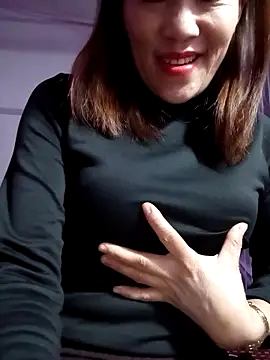 Snapshot of Hini68 chatting on 02/10/26, 12:59 Hini68 online show from 02/10/26, 12:59