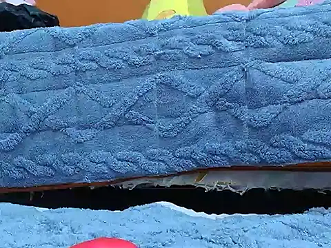 Snapshot of Tiny-122 chatting on 04/17/26, 12:35 Tiny-122 online show from 04/17/26, 12:35