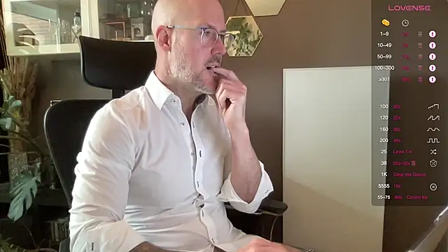 Snapshot of the_new_fit_rubinho chatting on 04/13/26, 08:31 the new fit rubinho online show from 04/13/26, 08:31