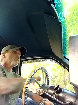 Snapshot of throbbby@xh chatting on 04/26/26, 10:51 throbbbyxh online show from 04/26/26, 10:51