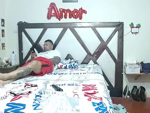 Snapshot of kendraandtommy chatting on 11/18/25, 09:08 kendraandtommy online show from 11/18/25, 09:08