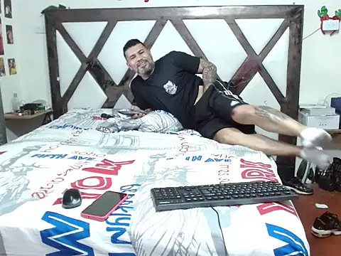 Snapshot of kendraandtommy chatting on 11/22/25, 06:40 kendraandtommy online show from 11/22/25, 06:40