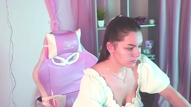 FrancescaCavaliere online show from 12/17/25, 08:20