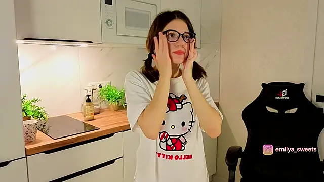 Snapshot of sweetsEmily chatting on 12/14/25, 05:07 sweetsEmily online show from 12/14/25, 05:07