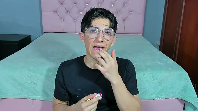 ElanGiraldo online show from 01/05/26, 11:41