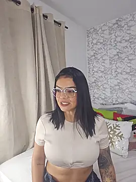 sofiaalarson online show from 12/03/25, 12:51