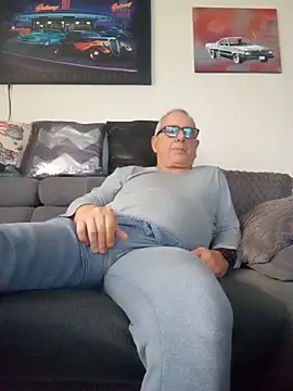 andy-1961 online show from 11/17/25, 02:45