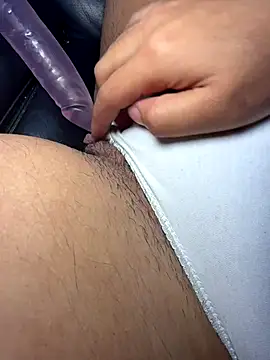 Snapshot of Couuple2004 chatting on 11/14/25, 01:10 Couuple2004 online show from 11/14/25, 01:10