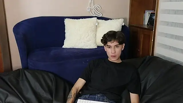 Snapshot of Derekswan chatting on 11/11/25, 11:38 Derekswan online show from 11/11/25, 11:38