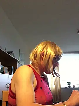 Snapshot of simone_xdressing chatting on 12/18/24, 02:06 simone xdressing online show from 12/18/24, 02:06