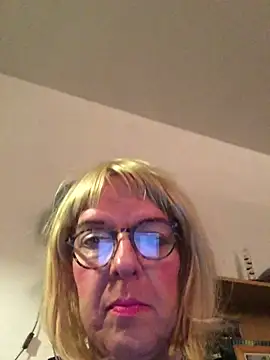 Snapshot of simone_xdressing chatting on 12/29/24, 01:13 simone xdressing online show from 12/29/24, 01:13