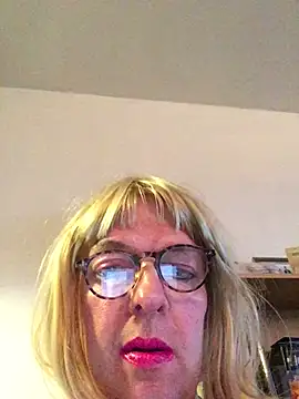 Snapshot of simone_xdressing chatting on 01/05/25, 02:30 simone xdressing online show from 01/05/25, 02:30