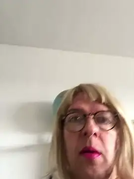 Snapshot of simone_xdressing chatting on 01/12/25, 10:12 simone xdressing online show from 01/12/25, 10:12