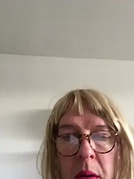 Snapshot of simone_xdressing chatting on 01/26/25, 10:12 simone xdressing online show from 01/26/25, 10:12