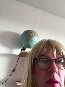 Snapshot of simone_xdressing chatting on 02/23/25, 01:13 simone xdressing online show from 02/23/25, 01:13