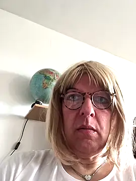 Snapshot of simone_xdressing chatting on 09/28/25, 09:03 simone xdressing online show from 09/28/25, 09:03