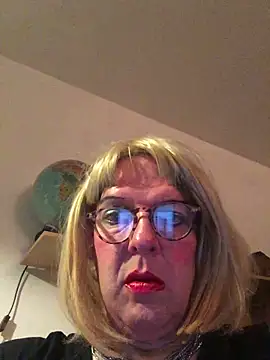 Snapshot of simone_xdressing chatting on 09/28/25, 11:21 simone xdressing online show from 09/28/25, 11:21