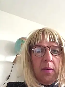 Snapshot of simone_xdressing chatting on 10/03/25, 01:08 simone xdressing online show from 10/03/25, 01:08