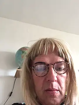 Snapshot of simone_xdressing chatting on 10/05/25, 01:20 simone xdressing online show from 10/05/25, 01:20