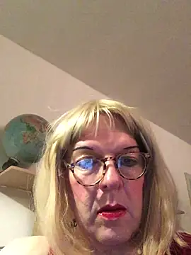 Snapshot of simone_xdressing chatting on 11/16/25, 01:11 simone xdressing online show from 11/16/25, 01:11